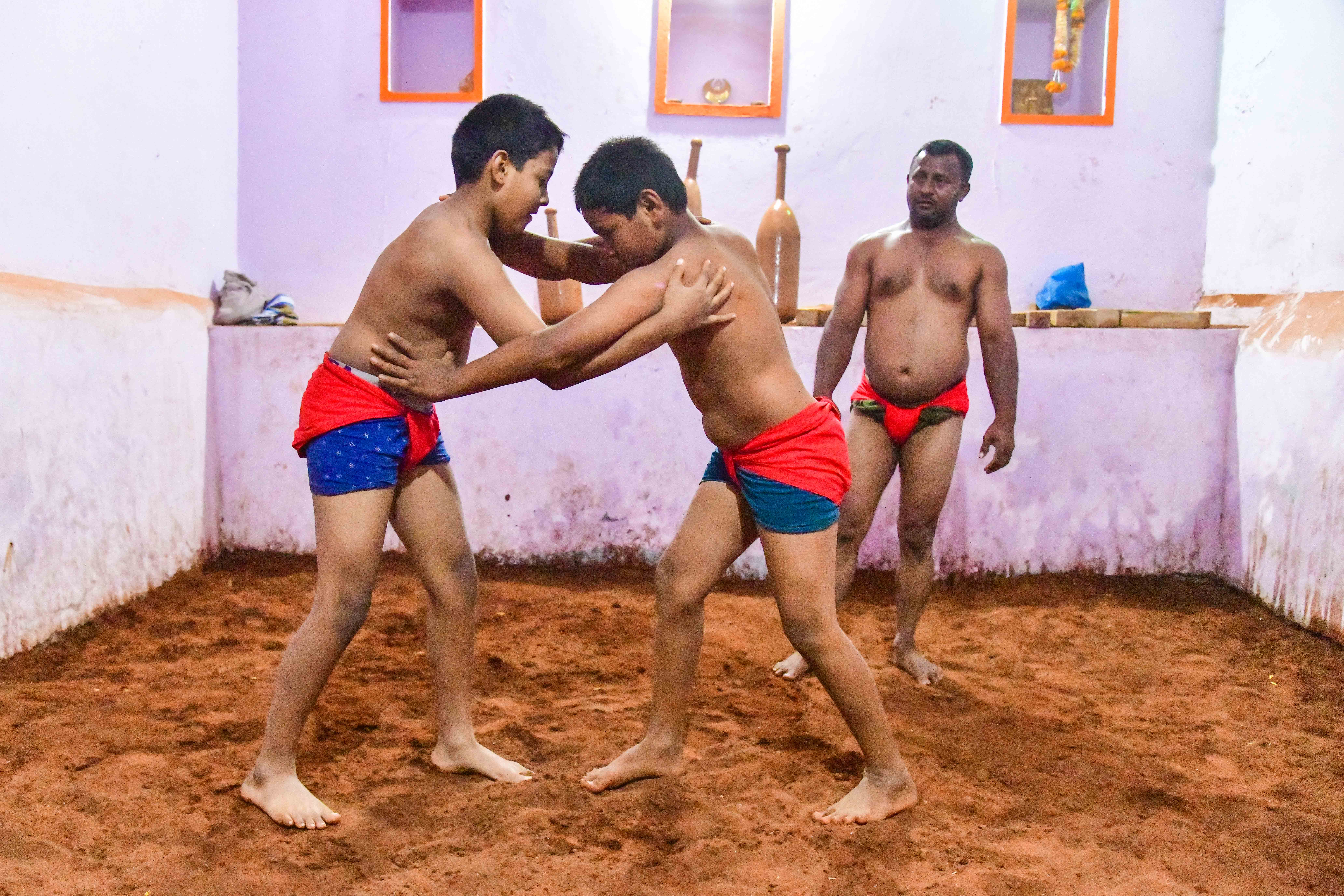 ಕೊಪ್ಪಳದ ಮಿಟ್ಟಿಕೇರಿ ಓಣಿಯಲ್ಲಿರುವ ಕಲಿಕಾ ಪೈಲ್ವಾನರ ಅಭ್ಯಾಸ