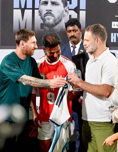 ಹೈದರಾಬಾದ್‌ನಲ್ಲಿ ನಡೆದ 'ಗೋಟ್ ಇಂಡಿಯಾ ಟೂರ್ 2025'ರ ಭಾಗವಾಗಿ ನಡೆದ ಕಾರ್ಯಕ್ರಮದಲ್ಲಿ ಲೋಕಸಭೆಯ ವಿರೋಧ ಪಕ್ಷದ ನಾಯಕ ರಾಹುಲ್ ಗಾಂಧಿಗೆ ಲಯೊನೆಲ್   ಮೆಸ್ಸಿ ಉಡುಗೊರೆಯಾಗಿ ಜೆರ್ಸಿ ನೀಡಿದ್ದು...  