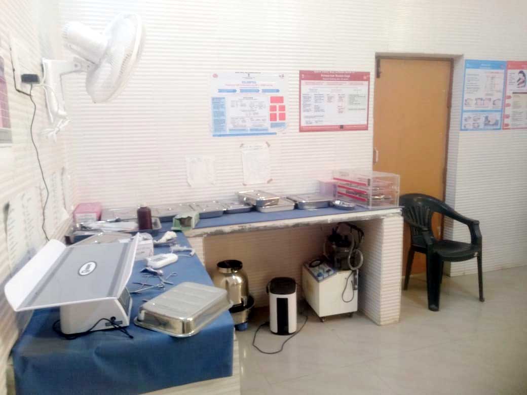 ಪಾವಗಡ ತಾಲ್ಲೂಕು ಮಂಗಳವಾಡ ಪ್ರಾಥಮಿಕ ಆರೋಗ್ಯ ಕೇಂದ್ರದಲ್ಲಿನ ಪ್ರಯೋಗಾಲಯದಲ್ಲಿ ಸಲಕರಣೆ ನಿರುಪಯುಕ್ತವಾಗಿರುವುದು