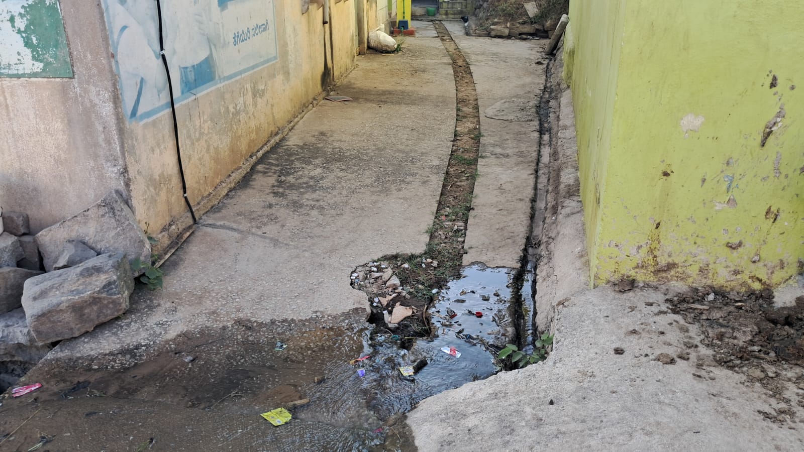 ವಾಟದಹೊಸಹಳ್ಳಿ ಗ್ರಾಮದಲ್ಲಿ ರಸ್ತೆಗೆ ಹರಿಯುತ್ತಿರುವ ಚರಂಡಿ ನೀರು