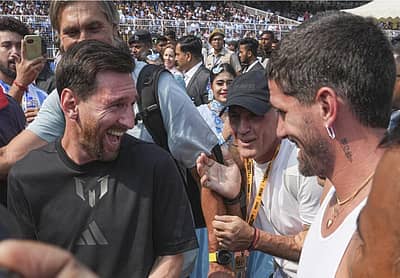 ಲಯೊನೆಲ್   ಮೆಸ್ಸಿ ಅವರು ಫುಟ್ಬಾಲ್ ಆಟಗಾರ ರೋಡ್ರಿಗೋ ಡಿ ಪಾಲ್ ಇತರರೊಂದಿಗೆ ಮಾತುಕತೆ ನಡೆಸಿದರು.