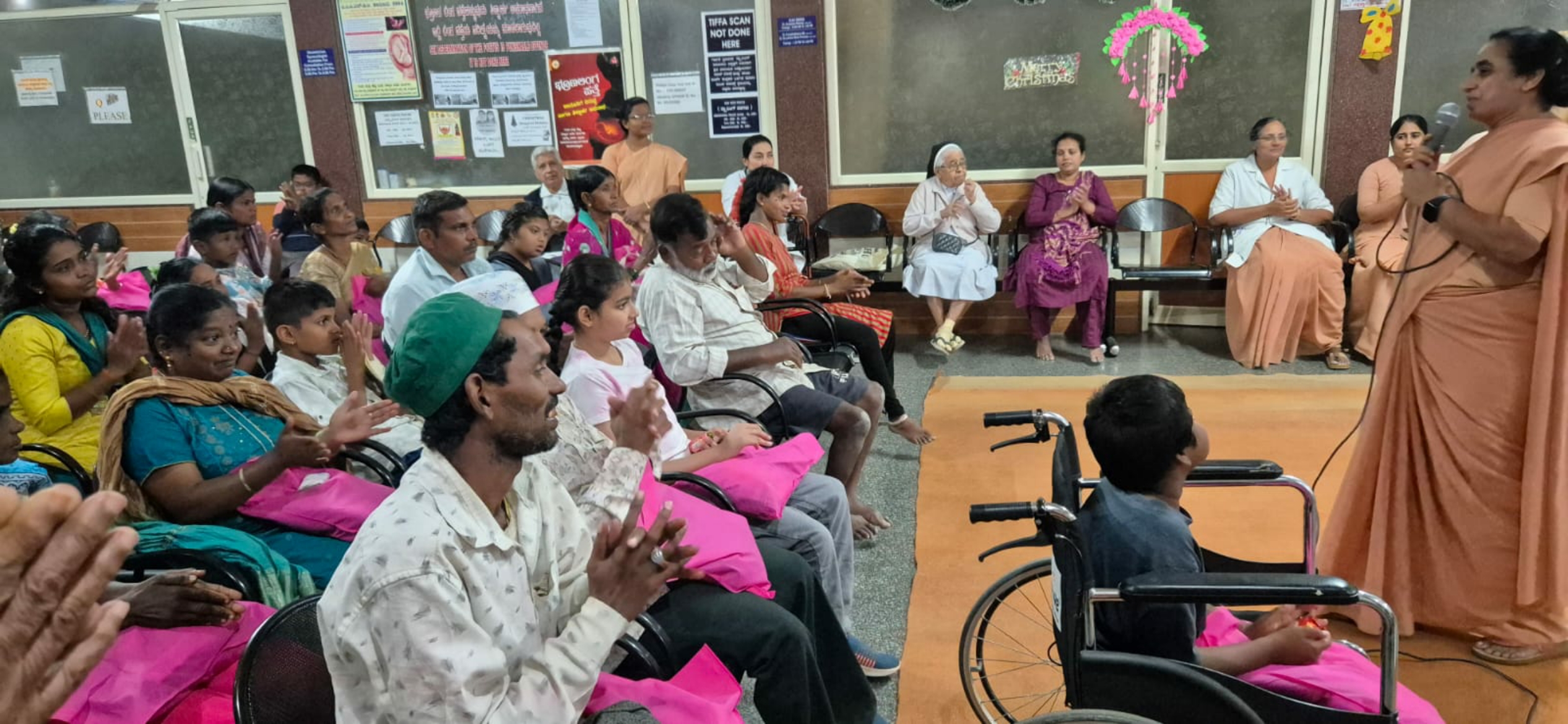 ಹಳೇ ನಗರದ ನಿರ್ಮಲ ಆಸ್ಪತ್ರೆ ಆವರಣದಲ್ಲಿ ಕ್ರಿಸ್‌ಮಸ್ ಹಬ್ಬದ ಪ್ರಯುಕ್ತ ಭಾನುವಾರ ಅಂಗವಿಕಲರೊಂದಿಗೆ ಕ್ರಿಸ್‌ಮಸ್ ಉಡುಗೊರೆಯೊಂದಿಗೆ ವಿವಿಧ ಕಾರ್ಯಕ್ರಮಗಳು ನಡೆದವು