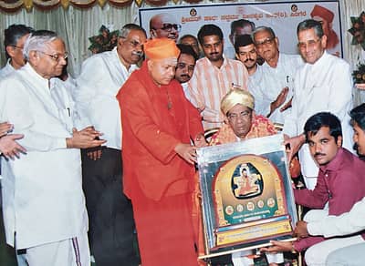 ಸಿರಿಗೆರೆಯ ತರಳಬಾಳು ಮಠದ ಶಿವಮೂರ್ತಿ ಶಿವಾಚಾರ್ಯ ಸ್ವಾಮೀಜಿಯವರಿಂದ ಅಭಿನಂದನೆ ಸ್ವೀಕರಿಸಿದ ಸಂದರ್ಭ