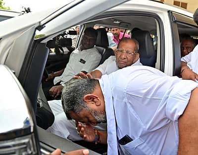 ವಿಧಾನಸಭೆ ಚುನಾವಣೆಯಲ್ಲಿ ಜಯ ಗಳಿಸಿದ್ದ ಸಂದರ್ಭದಲ್ಲಿ ಪುತ್ರ, ಎಸ್‌.ಎಸ್‌.ಮಲ್ಲಿಕಾರ್ಜುನ್‌ ಅವರಿಗೆ ಆಶೀರ್ವಾದ ಮಾಡಿದ್ದ ಕ್ಷಣ