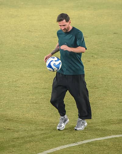 ಫುಟ್ಬಾಲ್ ಜತೆ ಜನಪ್ರಿಯ ಫುಟ್ಬಾಲ್ ತಾರೆ ಕಂಡ ಬಗೆ