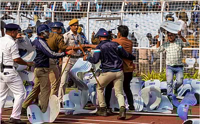ಕೋಲ್ಕತ್ತದ ವಿವೇಕಾನಂದ ಯುವ ಭಾರತಿ ಕ್ರೀಡಾಂಗಣ (ವಿವೈಬಿಕೆ) ನಲ್ಲಿ ಅರ್ಜೆಂಟೀನಾದ ಫುಟ್ಬಾಲ್ ಆಟಗಾರ ಲಯೊನೆಲ್   ಮೆಸ್ಸಿ ನೋಡಲು ಆಗದ ಅಭಿಮಾನಿಗಳಿಂದ ಆಕ್ರೋಶ 