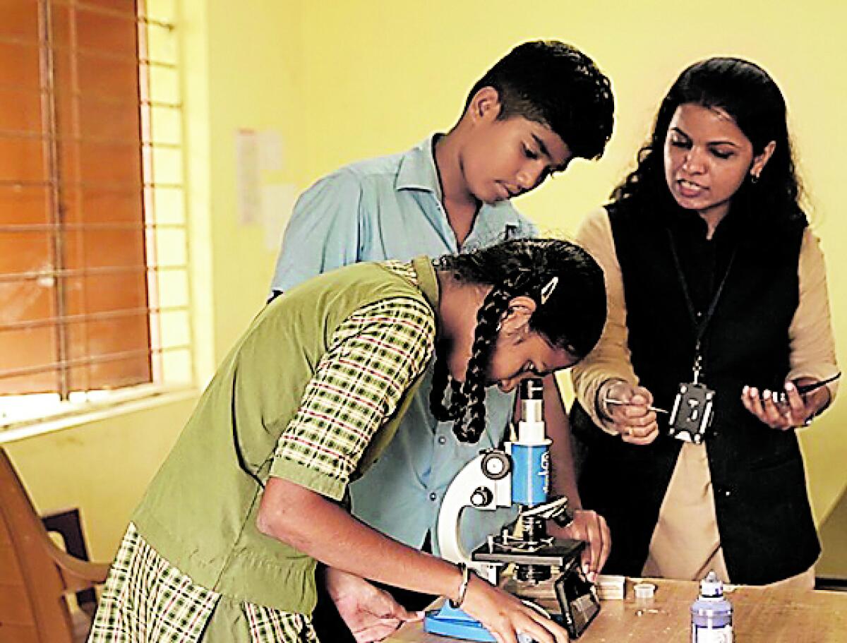 ಪ್ರಯೋಗನಿರತ ವಿದ್ಯಾರ್ಥಿಗಳು