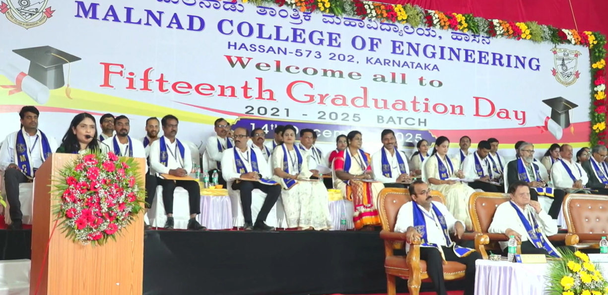 ಹಾಸನದ ಮಲೆನಾಡು ತಾಂತ್ರಿಕ ಮಹಾವಿದ್ಯಾಲಯದ ಆವರಣದಲ್ಲಿ ಭಾನುವಾರ ಆಯೋಜಿಸಿದ್ದ 15ನೇ ಪದವಿ ಪ್ರದಾನ ಕಾರ್ಯಕ್ರಮದಲ್ಲಿ ಜಿಲ್ಲಾಧಿಕಾರಿ ಕೆ.ಎಸ್.ಲತಾಕುಮಾರಿ ಮಾತನಾಡಿದರು.