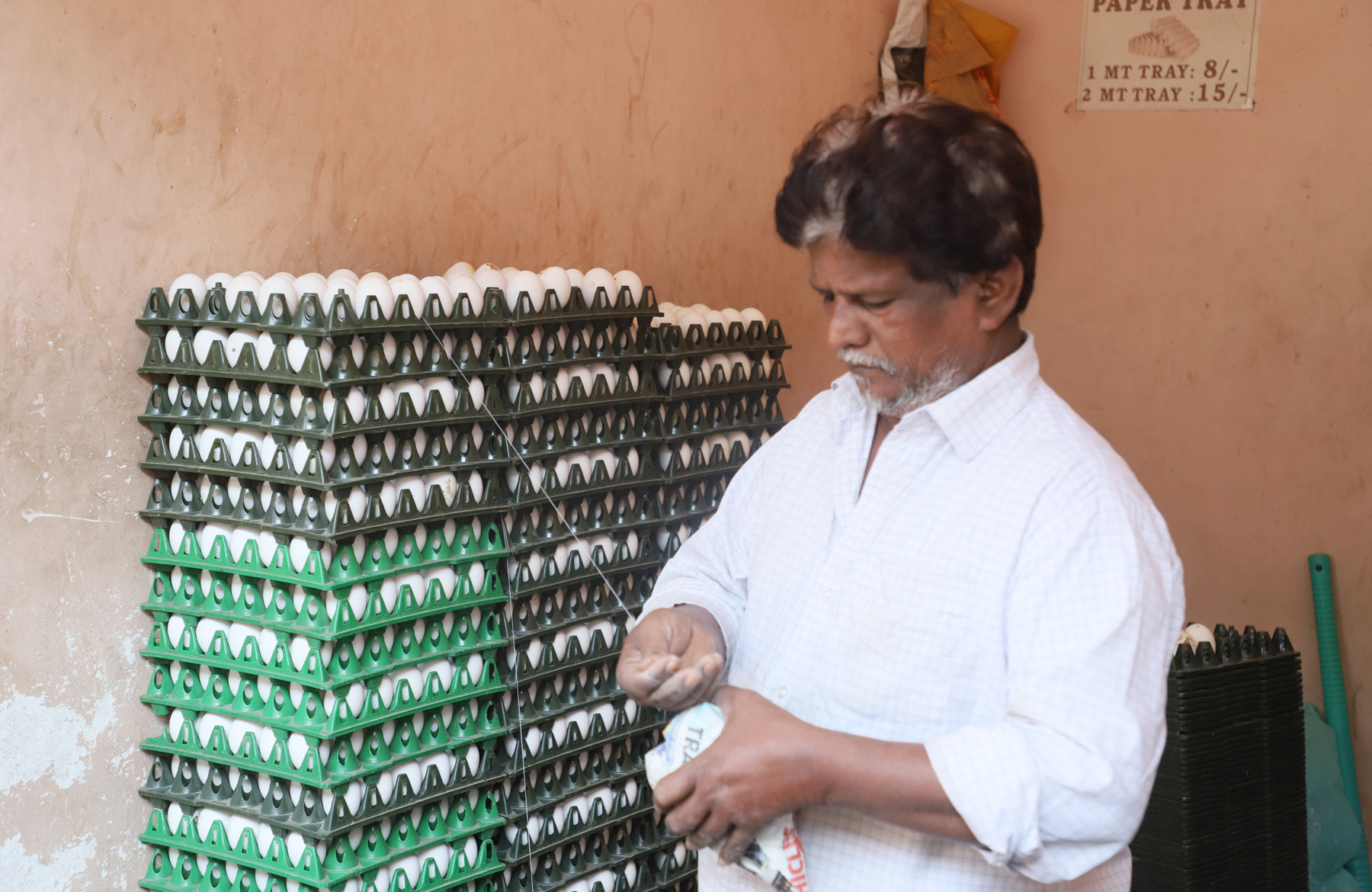 ರಾಯಚೂರು ಮಾರುಕಟ್ಟೆಯಲ್ಲಿ ಮೊಟ್ಟೆ ಮಾರಾಟ ಮಾಡುತ್ತಿರುವ ವ್ಯಾಪಾರಿ