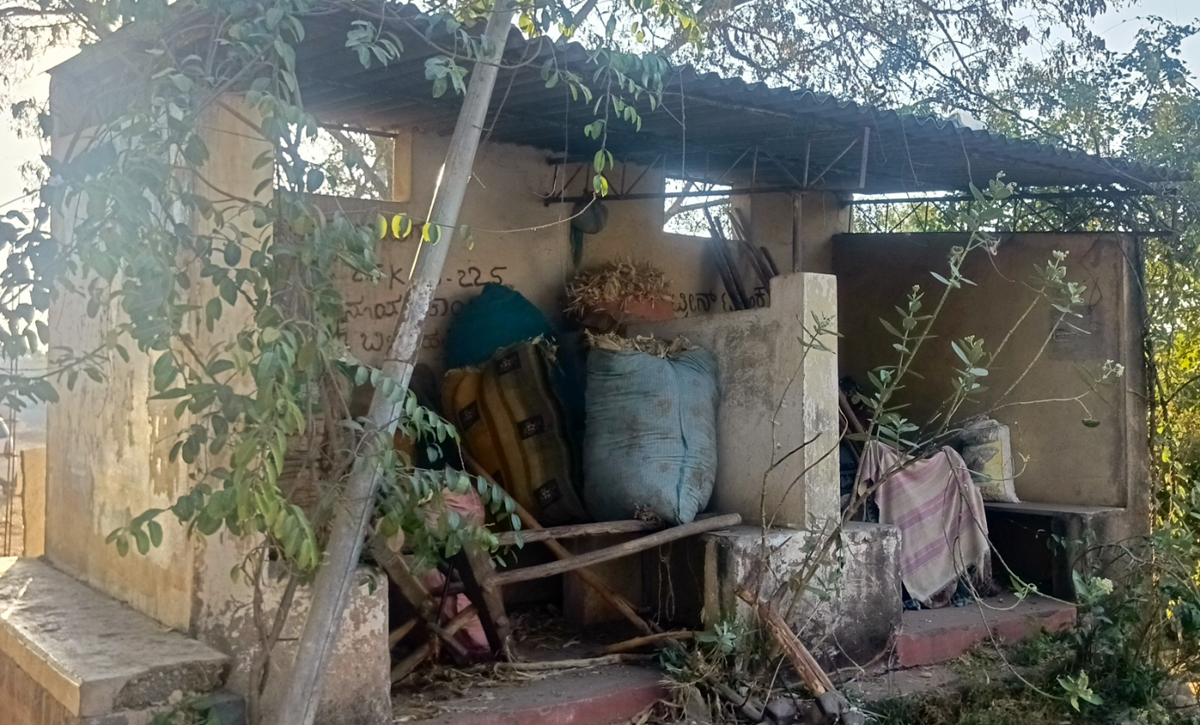 ನರೇಗಲ್‌ ಪಟ್ಟಣದಿಂದ ಗದಗ ಮಾರ್ಗದ ಕಡೆಗೆ ಹೋಗುವಾಗ ಪೊಲೀಸ್‌ ಠಾಣೆ ಸಮೀಪದಲ್ಲಿ ಹಳ್ಳಿ ಮಾರ್ಟ್‌ ಎದುರಲ್ಲಿರುವ ಬಸ್‌ ತಂಗುದಾಣ ಮೇವು ಕುಂಟೆ ಕಟ್ಟಿಗೆ ಹಾಗೂ ಇತರೆ ವಸ್ತುಗಳಿಂದ ತುಂಬಿರುವುದು