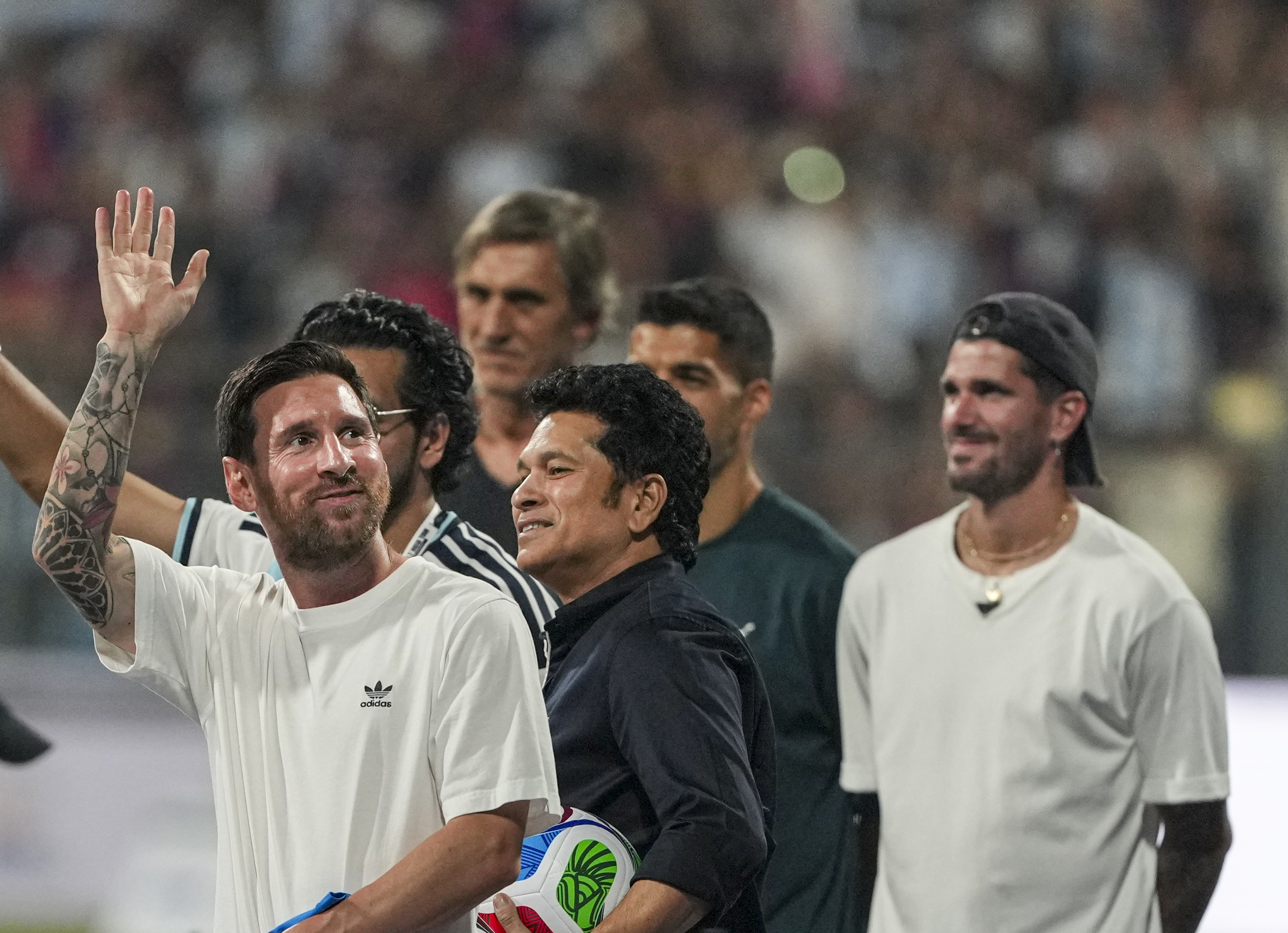 ಮುಂಬೈನ ವಾಂಖೆಡೆ ಕ್ರೀಡಾಂಗಣದಲ್ಲಿ ಲಯೊನೆಲ್ ಮೆಸ್ಸಿ ಸಚಿನ್ ತೆಂಡೂಲ್ಕರ್ ಮತ್ತು ರಾಡ್ರಿಗೊ ಡಿ ಪಾಲ್  