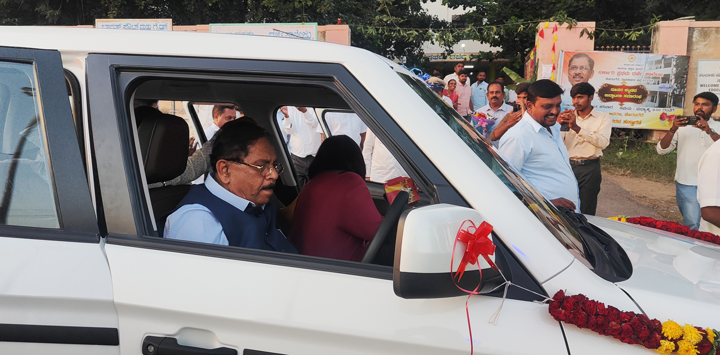 ಸಚಿವ ಜಿ.ಪರಮೇಶ್ವರ ಅವರು ತಾಲ್ಲೂಕು ಪಂಚಾಯಿತಿ ಕಾರ್ಯನಿರ್ವಹಣಾಧಿಕಾರಿಯ ನೂತನ ವಾಹನವನ್ನು ಸುಮಾರು 5 ಕಿ.ಮೀ ಸ್ವತಃ ಚಾಲನೆ ಮಾಡಿ ನಂತರ ಹಸ್ತಾಂತರಿಸಿದರು.