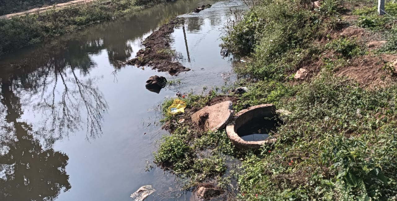 ಹಂಪಾಪುರ ಸಮೀಪದ ಶೀಂಡೆನಹಳ್ಳಿ ಗ್ರಾಮದ ಕೆರೆಗೆ ನೀರುನ್ನು ನಾಲೆಯ ಮೂಲಕ ಹರಿಸಿರುವುದು