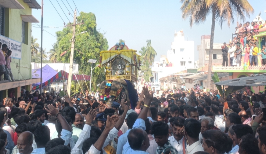 ತಿ.ನರಸೀಪುರ ತಾಲ್ಲೂಕಿನ ಮಾದಾಪುರ ಗ್ರಾಮದಲ್ಲಿ ಶ್ರೀಮರುಡೇಶ್ವರ ಸ್ವಾಮಿಯವರ ಜಂಬೂ ಸವಾರಿ ಉತ್ಸವ ಅದ್ದೂರಿಯಾಗಿ ಭಾನುವಾರ ನಡೆಯಿತು.