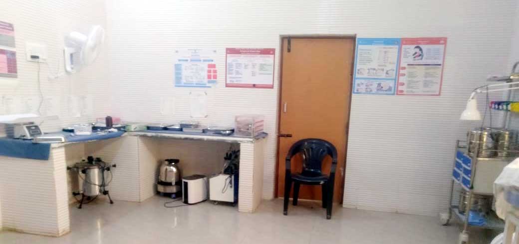 ಪಾವಗಡ ತಾಲ್ಲೂಕು ಮಂಗಳವಾಡ ಪ್ರಾಥಮಿಕ ಆರೋಗ್ಯ ಕೇಂದ್ರದಲ್ಲಿನ ಪ್ರಯೋಗಾಲಯದಲ್ಲಿ ಸಲಕರಣೆ ನಿರುಪಯುಕ್ತವಾಗಿರುವುದು