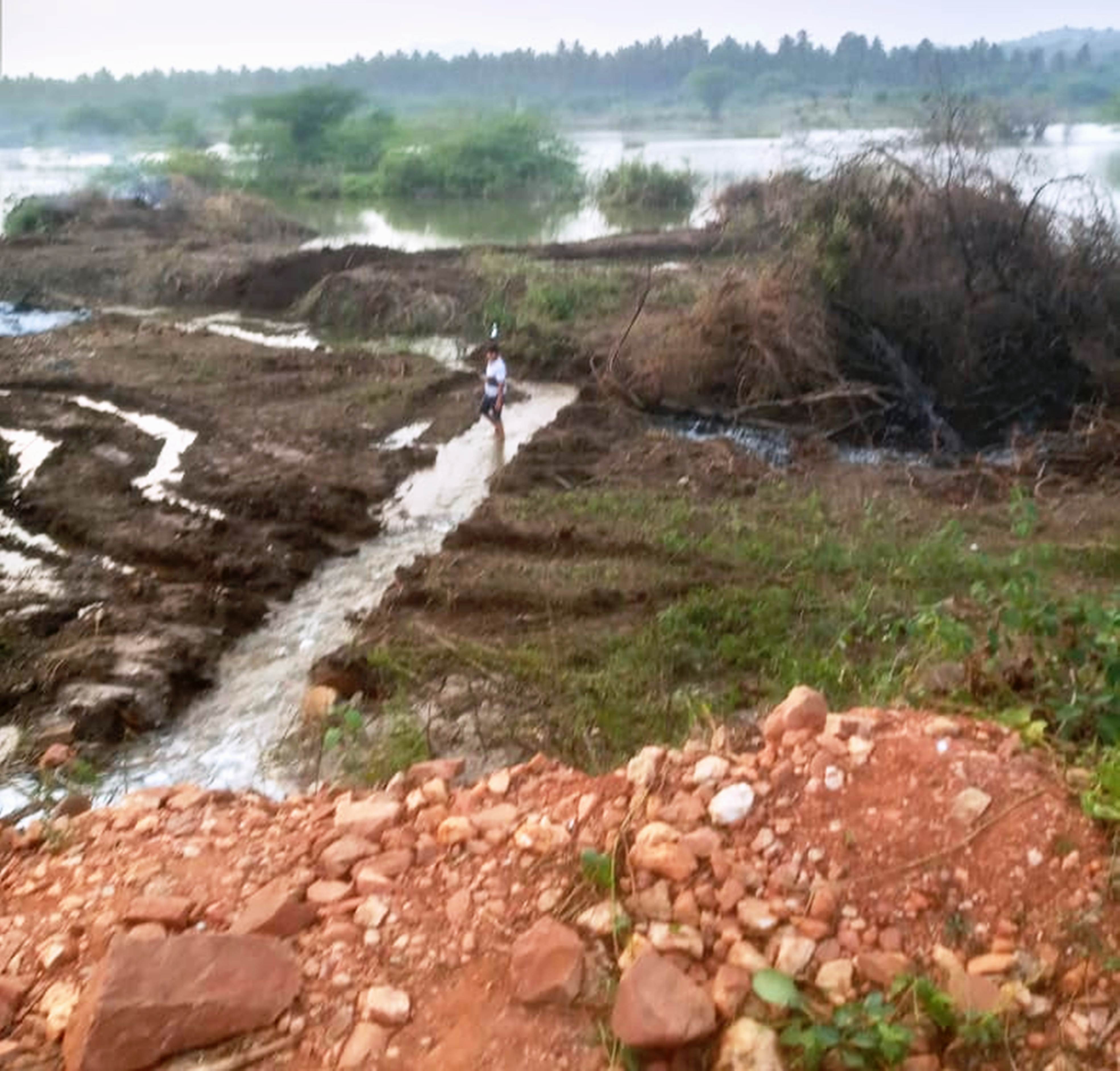  ಕಡೂರು ತಾಲ್ಲೂಕು ಎಸ್‌.ಬಿದರೆಯ ಕೆರೆಗೆ ರೈತರು ಸ್ವಂತ ಹಣ ವೆಚ್ಚ ಮಾಡಿ ನೀರು ತುಂಬಿಸುತ್ತಿರುವುದು