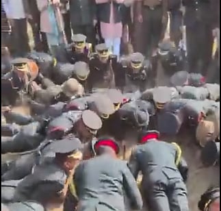 ಸೈನಿಕರೊಂದಿಗೆ ಪುಷ್‌ಅಪ್ ಮಾಡಿದ ಭಾರತೀಯ ಸೇನಾ ಮುಖ್ಯಸ್ಥ: ಹರಿದಾಡುತ್ತಿದೆ ವಿಡಿಯೊ