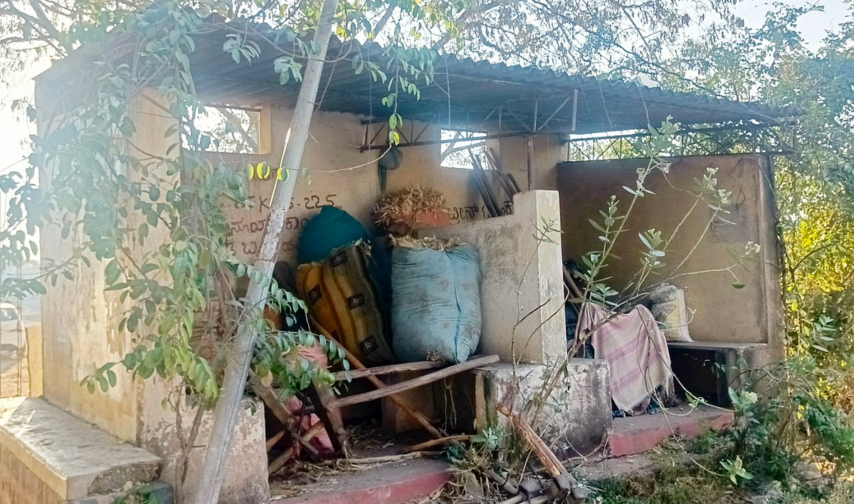 ನರೇಗಲ್ | ಅಧಿಕಾರಿಗಳ ನಿರ್ಲಕ್ಷ್ಯ: ‌ಜನರಿಗೆ ಉಪಯೋಗವಾಗದ ತಂಗುದಾಣ