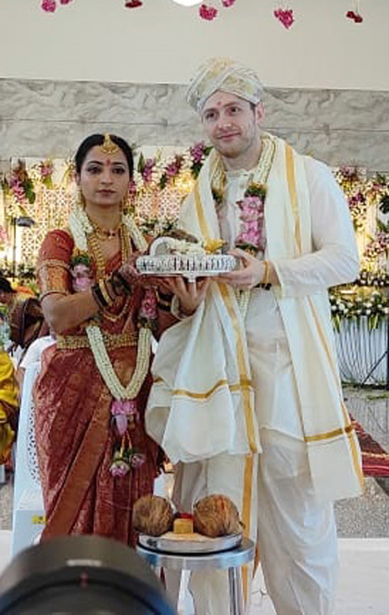 ಬೇಲೂರಿನಲ್ಲಿ ಭಾನುವಾರ ಹಿಂದೂ ಯುವತಿ ಹೇಮಲತಾ ಹಾಗೂ ಇಂಗ್ಲಂಡ್‌ನ ಜೋಸೆಫ್‌ ಹಿಂದೂ ಸಂಪ್ರದಾಯದಂತೆ ವಿವಾಹವಾದರು