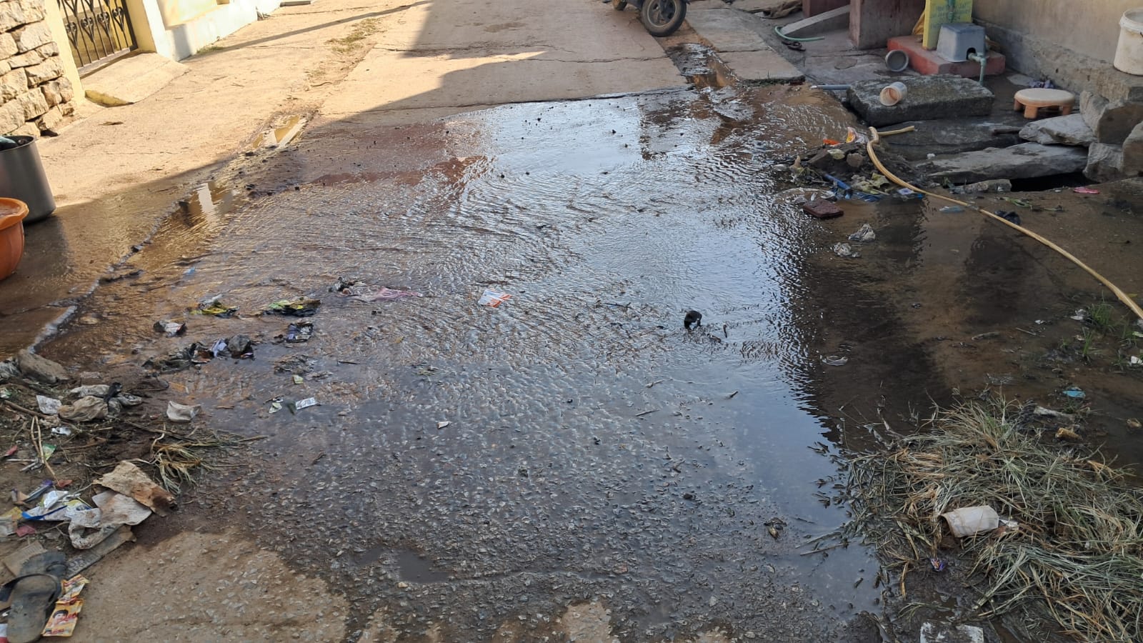 ವಾಟದ ಹೊಸಹಳ್ಳಿ ಗ್ರಾಮದಲ್ಲಿ ರಸ್ತೆಯಲ್ಲಿ ಹರಿಯುತ್ತಿರುವ ಚರಂಡಿ ನೀರು 