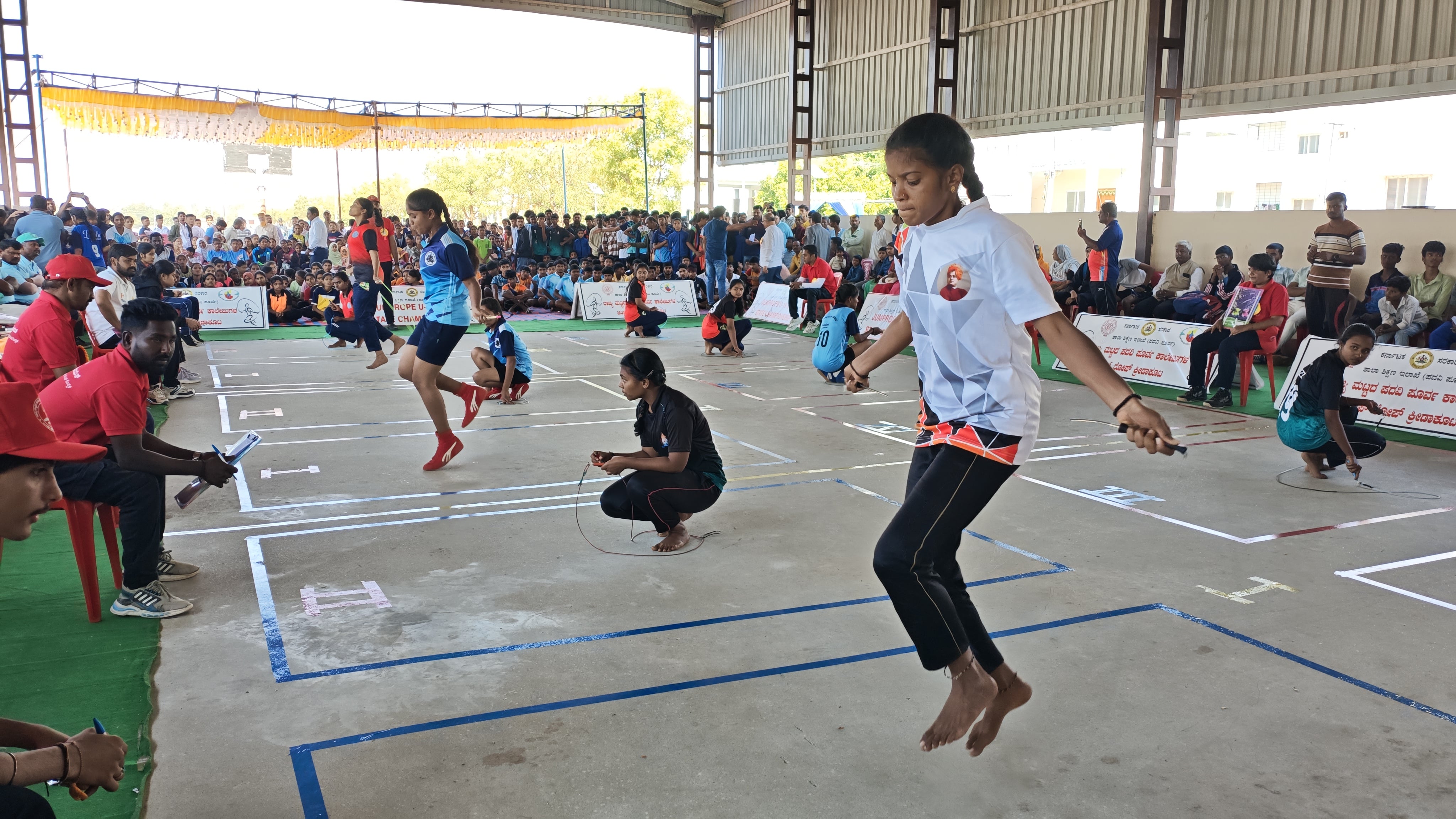 ಹನುಮಸಾಗರದಲ್ಲಿ ಭಾನುವಾರ ನಡೆದ ಪಿಯು ಕಾಲೇಜು ವಿದ್ಯಾರ್ಥಿಗಳ ರಾಜ್ಯಮಟ್ಟದ ಜಂಪ್ ರೋಪ್ ಕ್ರೀಡಾಕೂಟದಲ್ಲಿ ವಿದ್ಯಾರ್ಥಿಗಳು ಆಟ ಪ್ರದರ್ಶಿಸಿದರು