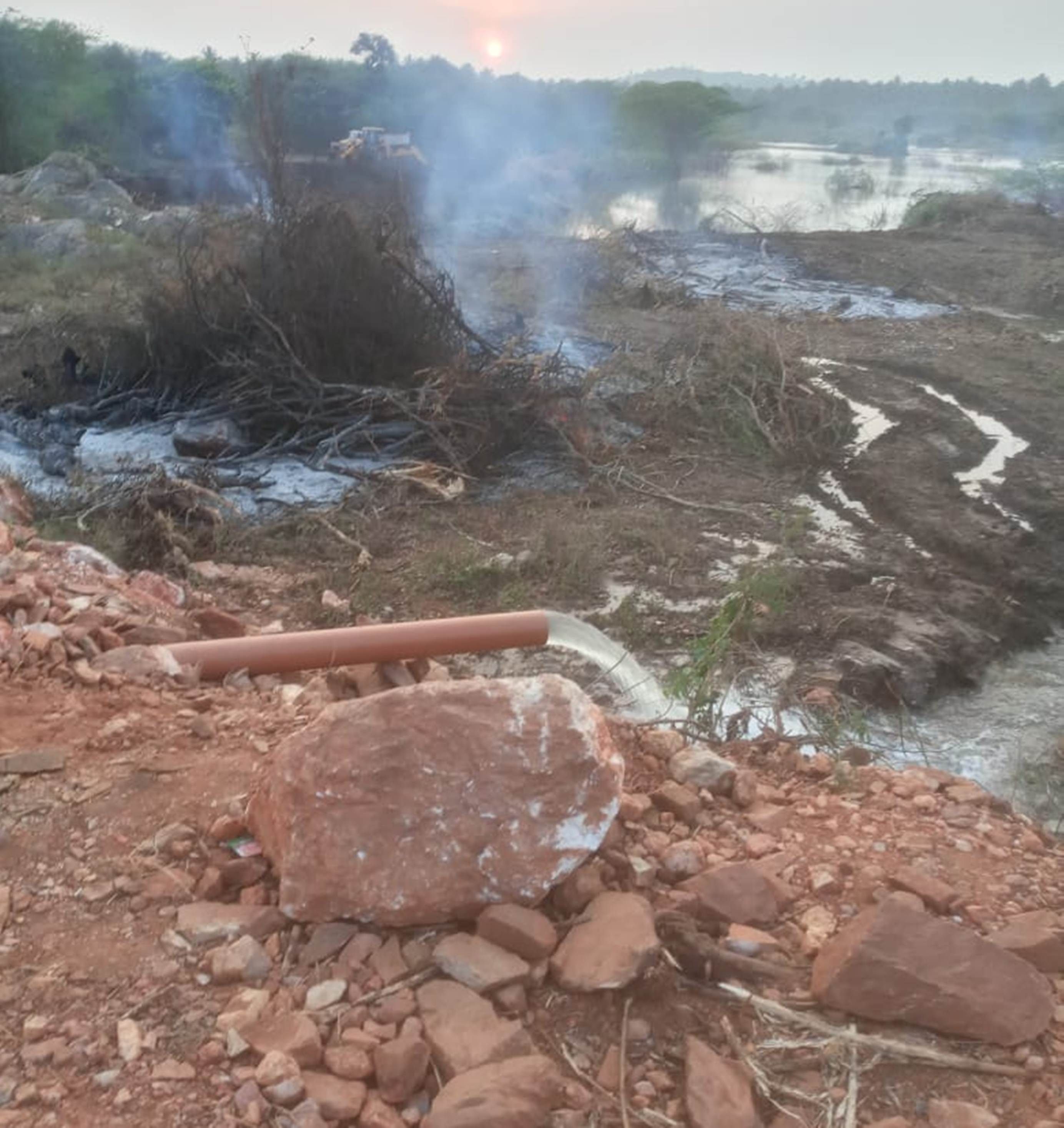  ಕಡೂರು ತಾಲ್ಲೂಕು ಎಸ್‌.ಬಿದರೆಯ ಕೆರೆಗೆ ರೈತರು ಸ್ವಂತ ಹಣ ವೆಚ್ಚ ಮಾಡಿ ನೀರು ತುಂಬಿಸುತ್ತಿರುವುದು