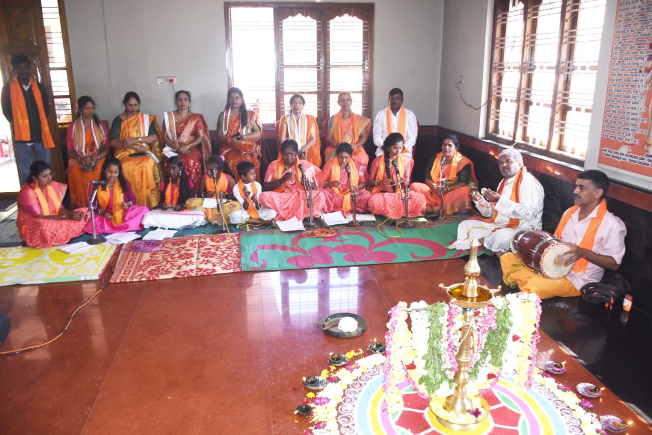 ಮಡಿಕೇರಿಯ ಆಂಜನೇಯ ದೇವಾಲಯದಲ್ಲಿ ವಿವಿಧ ಭಜನೆ ತಂಡಗಳ ಸದಸ್ಯರು ಭಾನುವಾರ ಭಜನೆ ಹಾಡಿದರು