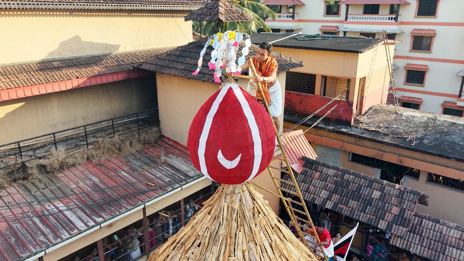 ಕಟ್ಟಿಗೆ ರಥಕ್ಕೆ ಶಿಖರ ಪ್ರತಿಷ್ಠೆ ನಡೆಸಲಾಯಿತು