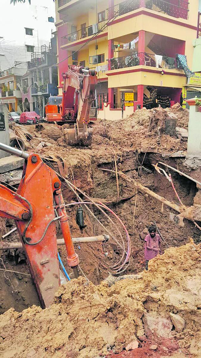 ರಾಮಸ್ವಾಮಿಪಾಳ್ಯದಲ್ಲಿ ಒಳ ಚರಂಡಿ ಕಾಮಗಾರಿ ಕೈಗೊಳ್ಳಲು ರಸ್ತೆ ಅಗೆಯಲಾಗಿದೆ 