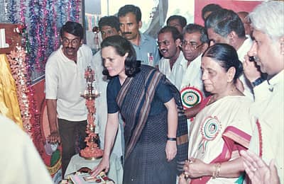 ಕಾರ್ಯಕ್ರಮವೊಂದರಲ್ಲಿ ಕಾಂಗ್ರೆಸ್‌ ವರಿಷ್ಠೆ ಸೋನಿಯಾ ಗಾಂಧಿ ಅವರೊಂದಿಗೆ ಶಾಮನೂರು ಶಿವಶಂಕರಪ್ಪ