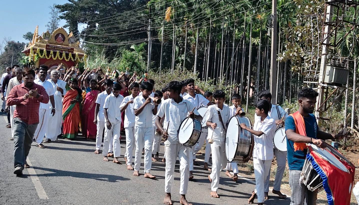 2ಇಪಿ : 3ಇಪಿ : ಹೊನ್ನಾಳಿ ತಾಲ್ಲೂಕಿನ ಅರಕೆರೆಗೆ ಆಗಮಿಸಿದ ಸುತ್ತೂರು ಮಠದ ರಥಯಾತ್ರೆಯನ್ನು ಗ್ರಾಮಸ್ಥರು ಅದ್ಧೂರಿಯಾಗಿ ಸ್ವಾಗತಿಸಿದರು. 