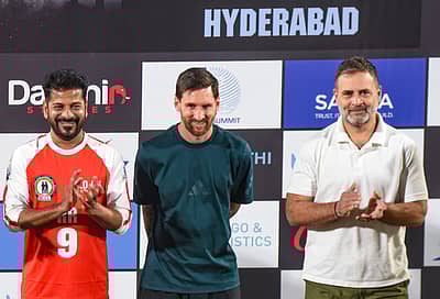  ಲಯೊನೆಲ್   ಮೆಸ್ಸಿ ಅವರೊಂದಿಗೆ ಲೋಕಸಭೆಯ ವಿರೋಧ ಪಕ್ಷದ ನಾಯಕ ರಾಹುಲ್ ಗಾಂಧಿ (ಬಲ) ಮತ್ತು ತೆಲಂಗಾಣ ಮುಖ್ಯಮಂತ್ರಿ ರೇವಂತ್ ರೆಡ್ಡಿ (ಎಡ).