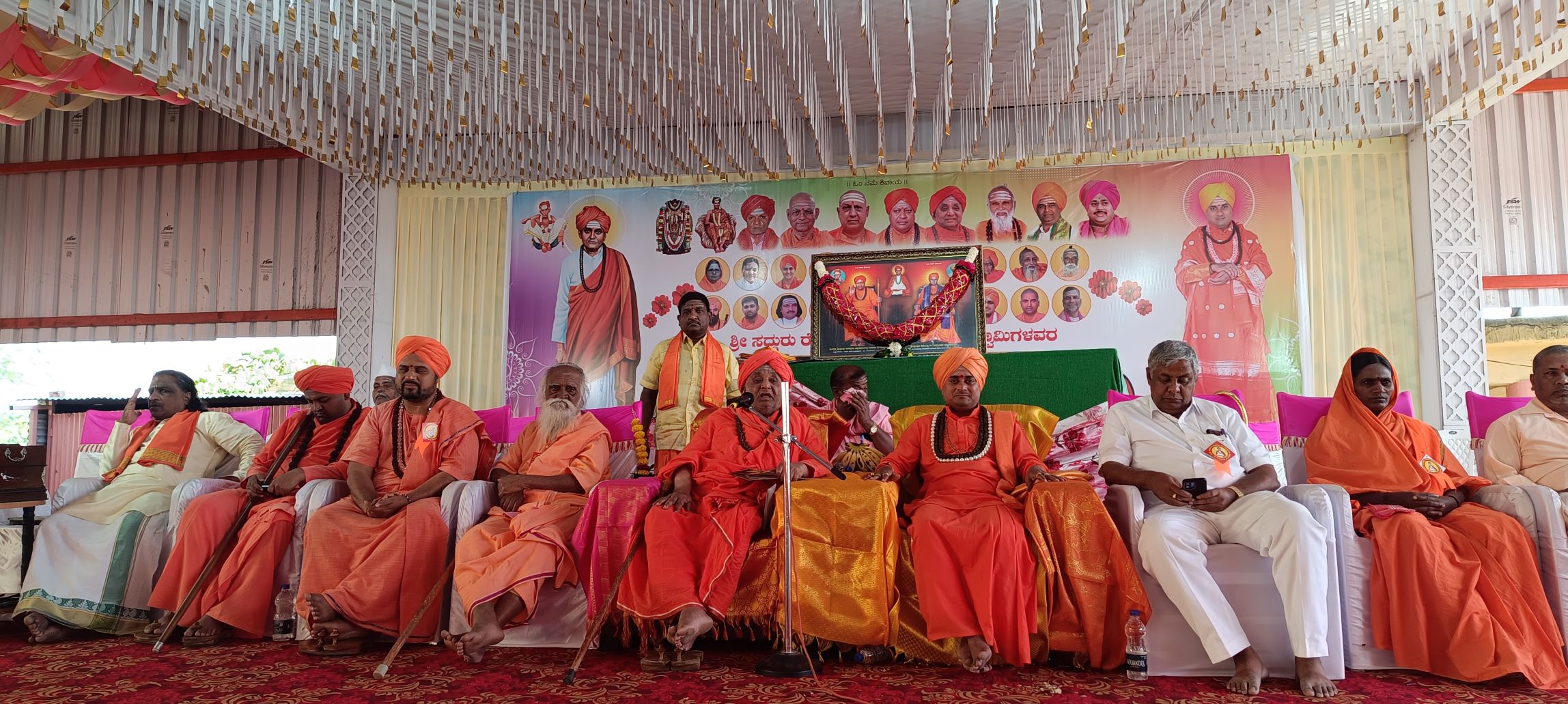 ಆಳಂದದ ಶರಣಮಂಟಪದಲ್ಲಿ ಸದ್ಗುರು ರೇವಣಸಿದ್ಧ ಶಿವಶರಣರ ಅಮೃತ ಮಹೋತ್ಸವದಲ್ಲಿ ಗುಳೆದಗುಡ್ಡದ ಬಸವರಾಜ ಪಟ್ಟದೇವರು ಮಾತನಾಡಿದರು. ಚೆನ್ನಬಸವ ಪಟ್ಟದೇವರು ಅಭಿನವ ರೇವಣಸಿದ್ದ ಸ್ವಾಮೀಜಿ ಉಪಸ್ಥಿತರಿದ್ದರು