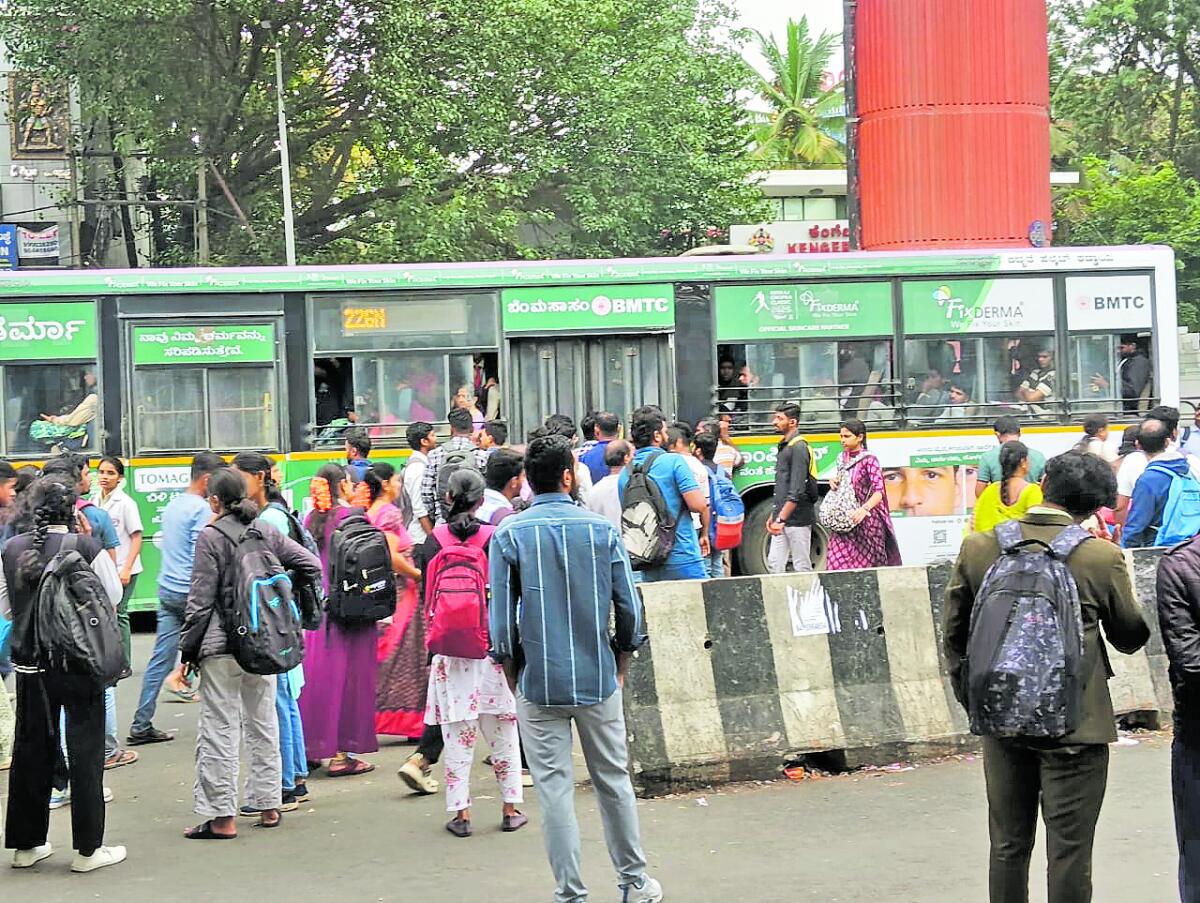 ರಸ್ತೆಯಲ್ಲಿ ಬಿದ್ದಿರುವ ಗುಂಡಿಯಲ್ಲಿ ಕಟ್ಟಿಗೆ, ಕಸ ಹಾಕಿರುವುದು 