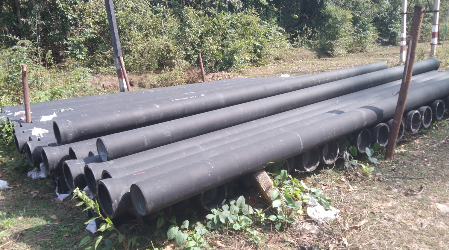 ನರಸಿಂಹರಾಜಪುರಕ್ಕೆ ಮುತ್ತಿನಕೊಪ್ಪದ ತುಂಗಾನದಿಯಿಂದ ನೀರು ಪೂರೈಕೆಗೆ ಅಳವಡಿಸಲು ಇಟ್ಟಿರುವ ಕೊಳವೆಗಳು