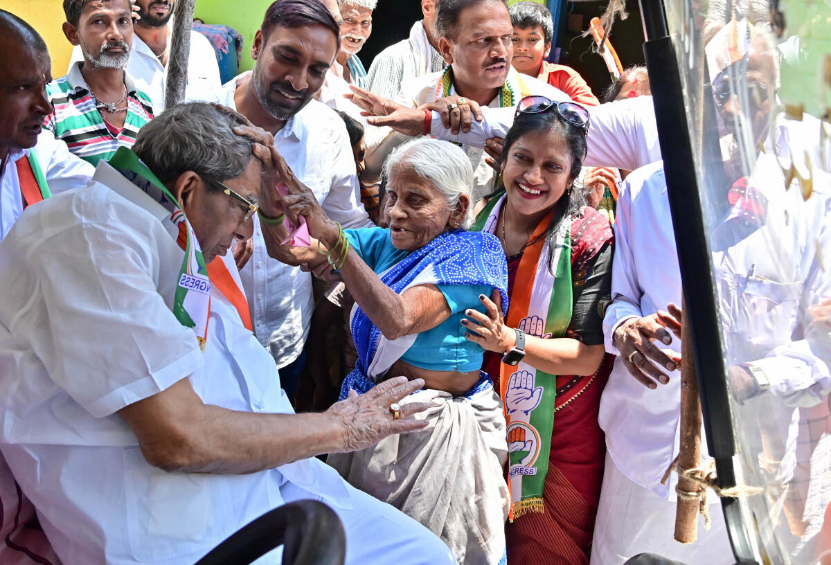 ವಿಧಾನಸಭಾ ಚುನಾವಣೆಯ ಪ್ರಚಾರದ ಸಂದರ್ಭದಲ್ಲಿ ವೃದ್ಧೆಯೊಬ್ಬರು ಶಾಮನೂರು ಶಿವಶಂಕರಪ್ಪನವರಿಗೆ ಆಶೀರ್ವದಿಸಿದ್ದ ಸಂದರ್ಭ