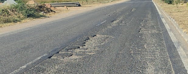 ಹುನಗುಂದ- ಕೂಡಲಸಂಗಮ ಕ್ರಾಸ್ ಮಧ್ಯದ ರಾಷ್ಟ್ರೀಯ ಹೆದ್ದಾರಿ 50ರ ರಸ್ತೆಯಲ್ಲಿ ಬಿದ್ದ ತಗ್ಗು ಗುಂಡಿಗಳು