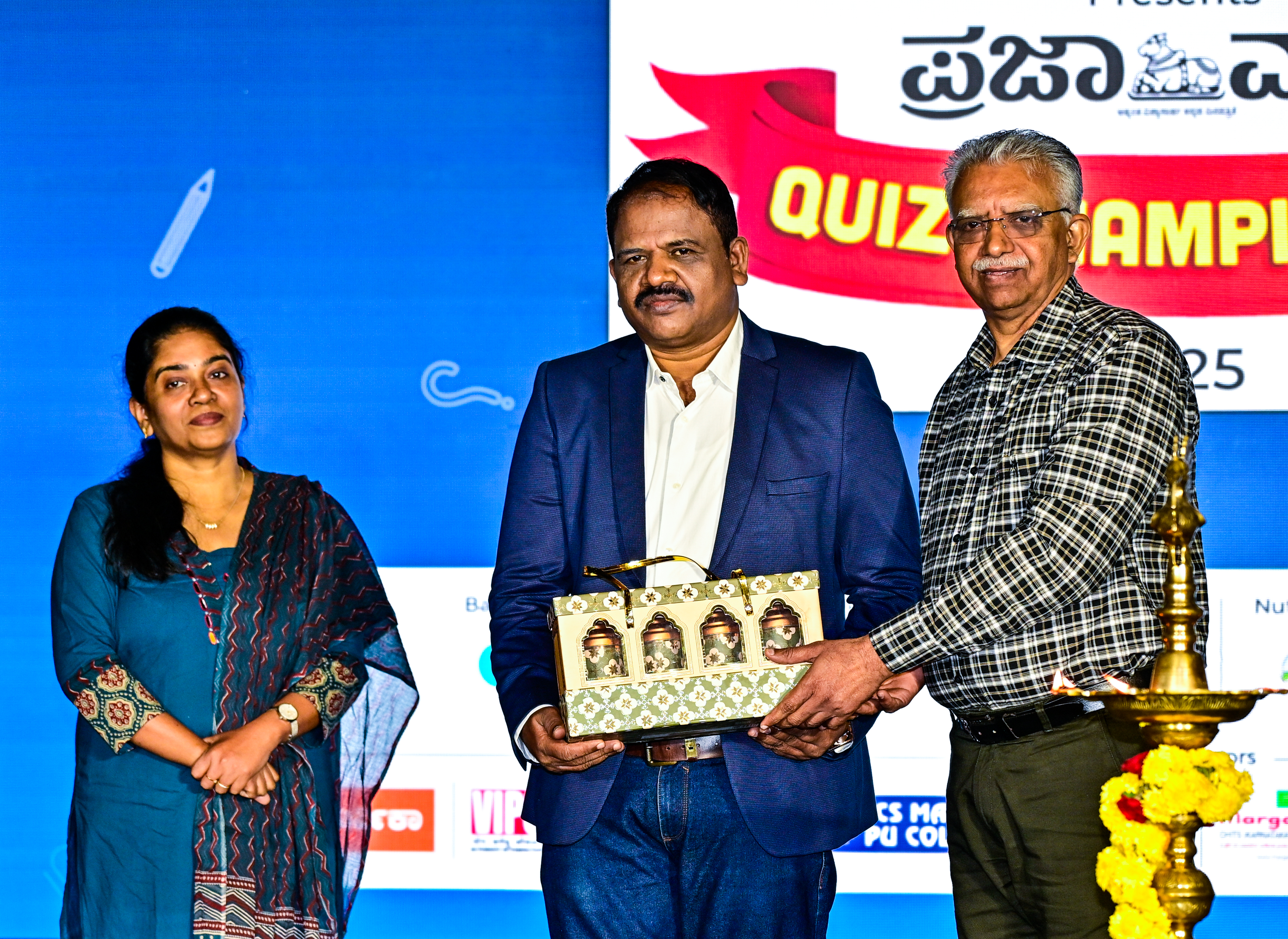 ಬೆಂಗಳೂರು ವಲಯ ಮಟ್ಟದ ಪ್ರಜಾವಾಣಿ ರಸಪ್ರಶ್ನೆ ಉದ್ಘಾಟನಾ ಕಾರ್ಯಕ್ರಮದಲ್ಲಿ ಬಿ. ರಮೇಶ್ ಅವರಿಗೆ ರವೀಂದ್ರ ಭಟ್ಟ ಸ್ಮರಣಿಕೆ ನೀಡಿದರು. ದೀಪ್ತಿ ಉಪಸ್ಥಿತರಿದ್ದರು. ಪ್ರಜಾವಾಣಿ ಚಿತ್ರ