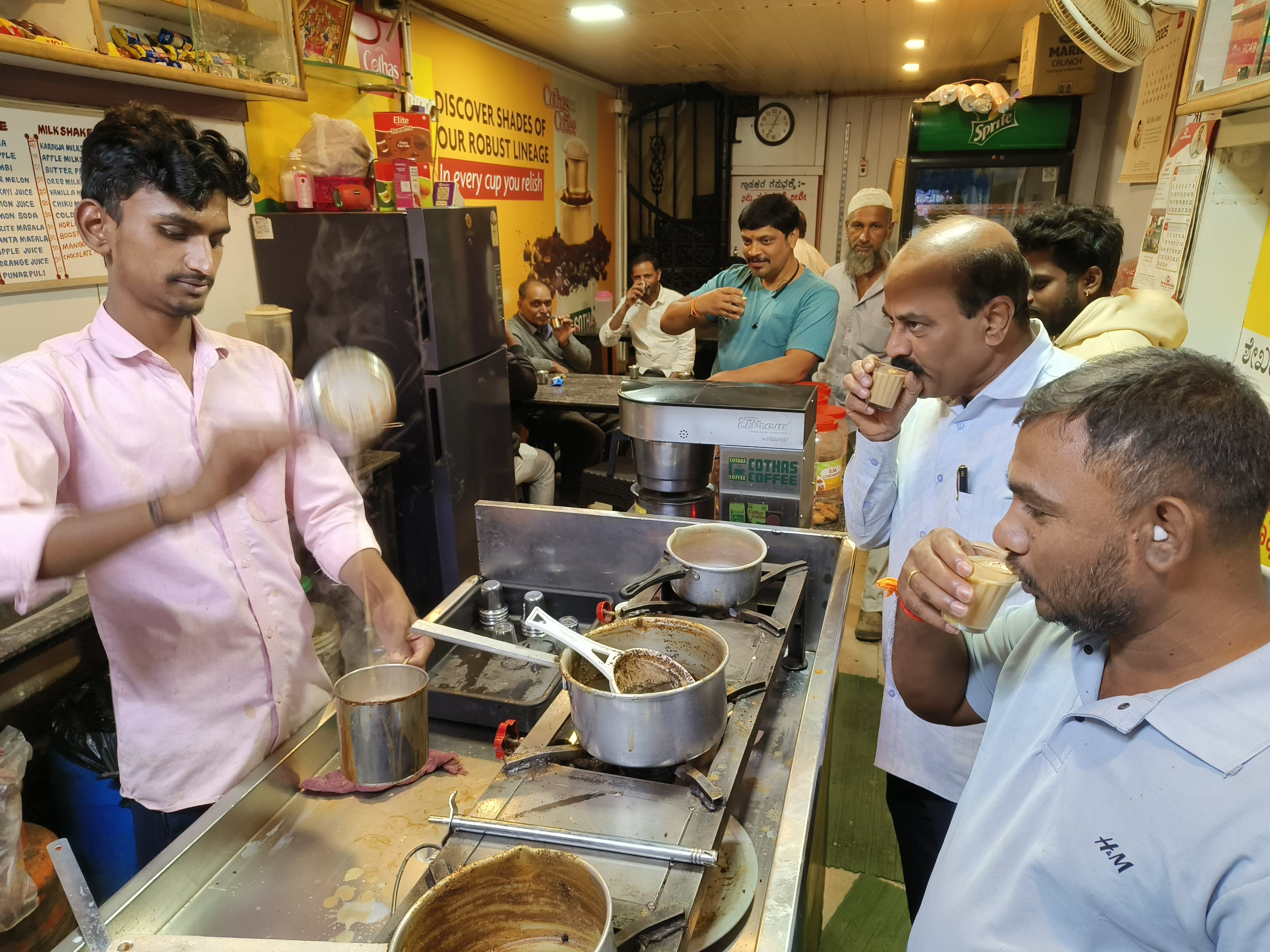 ಚಿಕ್ಕಮಗಳೂರಿನ ಗುರುನಾಥ ಚಿತ್ರಮಂದಿರ ರಸ್ತೆಯಲ್ಲಿ ಚಳಿಯ ನಡುವೆ ಕಾಫಿ ಕುಡಿಯುತ್ತಿರುವ ಜನ