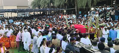 ಪೊಲೀಸರು ಮೂರು ಸುತ್ತು ಗಾಳಿಯಲ್ಲಿ ಗುಂಡು ಹಾರಿಸಿ ಸರ್ಕಾರಿ ಗೌರವ ಸಲ್ಲಿಸಿದರು. 