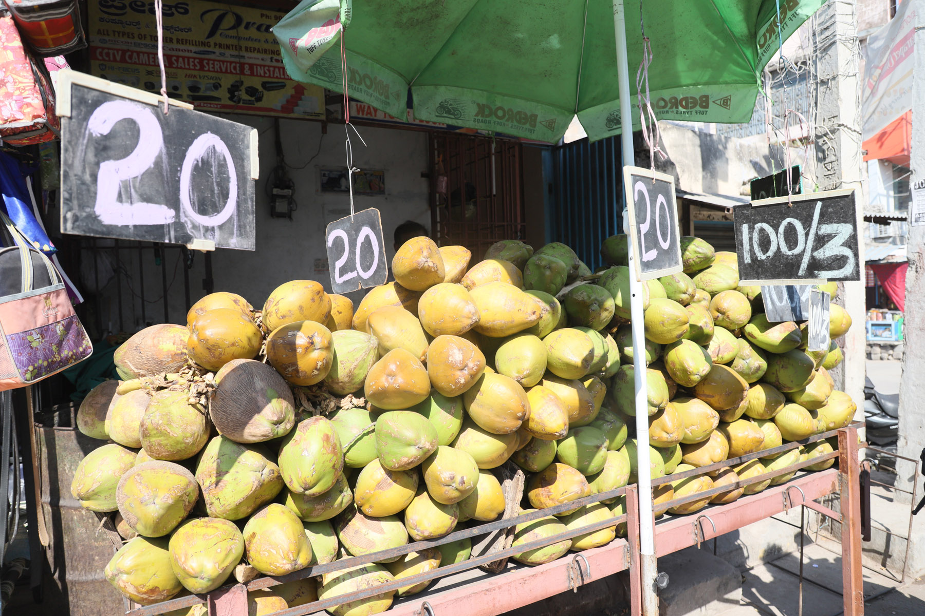 ರಾಯಚೂರಲ್ಲಿ ಮಾರಾಟಕ್ಕೆ ಇಡಲಾದ ಎಳನೀರು