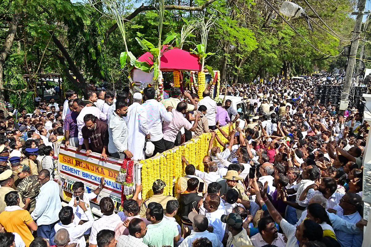 ಮುತ್ಸದ್ದಿಗೆ ಮಮತೆಯ ವಿದಾಯ..ಅಂತಿಮ ಯಾತ್ರೆಯಲ್ಲಿ ಜನಸ್ತೋಮ