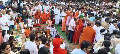 ಶಿವಶಂಕರಪ್ಪ ಅವರ ಪತ್ನಿ ಪಾರ್ವತಮ್ಮ ಅವರ ಸಮಾಧಿಯ ಪಕ್ಕದಲ್ಲೇ 9x5 ಅಡಿ ಸುತ್ತಳತೆಯ ಕುಣಿಯಲ್ಲಿ ದೀಪಗಳನ್ನು ಇಡಲು ಮೆಟ್ಟಿಲು ನಿರ್ಮಾಣ ಮಾಡಲಾಗಿತ್ತು. ವಿವಿಧ ಮಠಾಧೀಶರ ಸಮ್ಮುಖದಲ್ಲಿ ಅಂತಿಮ ವಿಧಿ ವಿಧಾನಗಳು ನೆರವೇರಿದವು. 