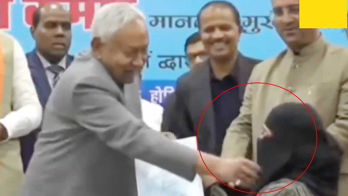 ಸರ್ಕಾರಿ ಕಾರ್ಯಕ್ರಮದಲ್ಲಿ ಮಹಿಳೆಯ ಹಿಜಾಬ್ ಎಳೆದ ಬಿಹಾರ ಸಿಎಂ ನಿತೀಶ್ ಕುಮಾರ್