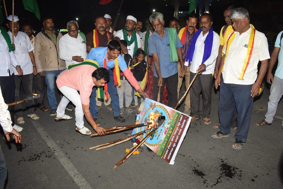 ಸರ್ಕಾರಿ ಶಾಲೆ ಉಳಿಸಲು ಪಂಜಿನ ಮೆರವಣಿಗೆ: ಶಿಕ್ಷಣ ಇಲಾಖೆ ಲೋಗೊ ಸುಟ್ಟು ಆಕ್ರೋಶ