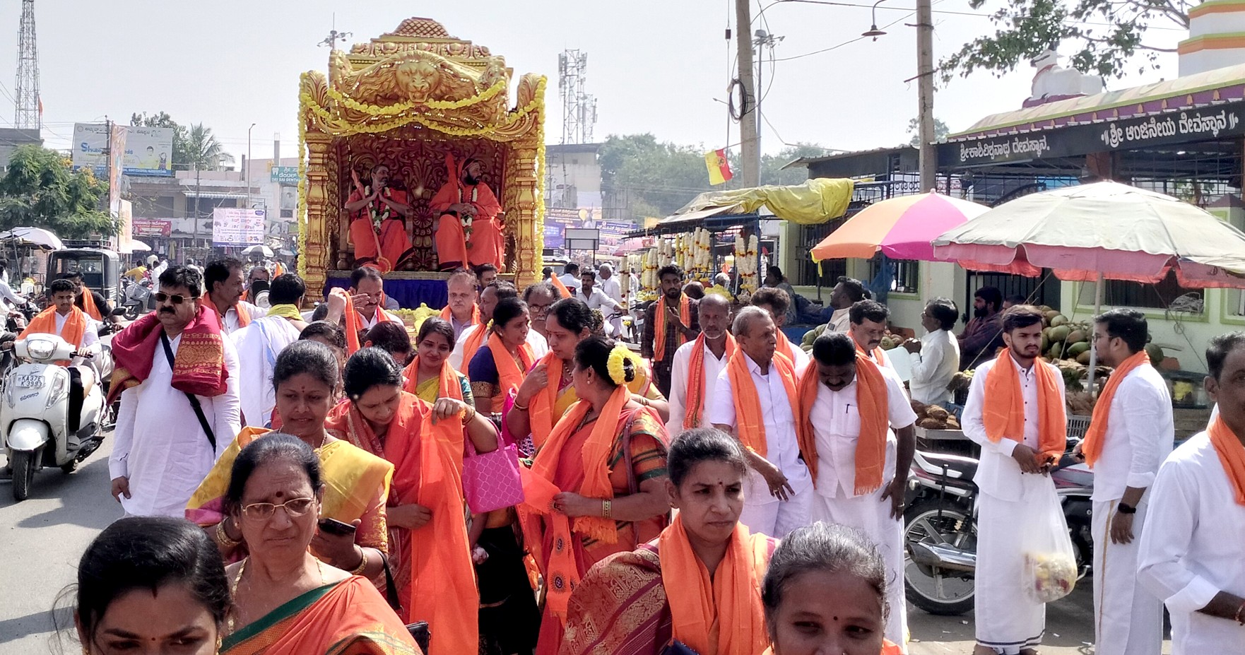 ಸಾರೋಟದಲ್ಲಿ ಶ್ರೀಗಳ ಮೆರವಣಿಗೆ ಪ್ರಮುಖ ಬೀದಿಗಳಲ್ಲಿ ನಡೆಯಿತು