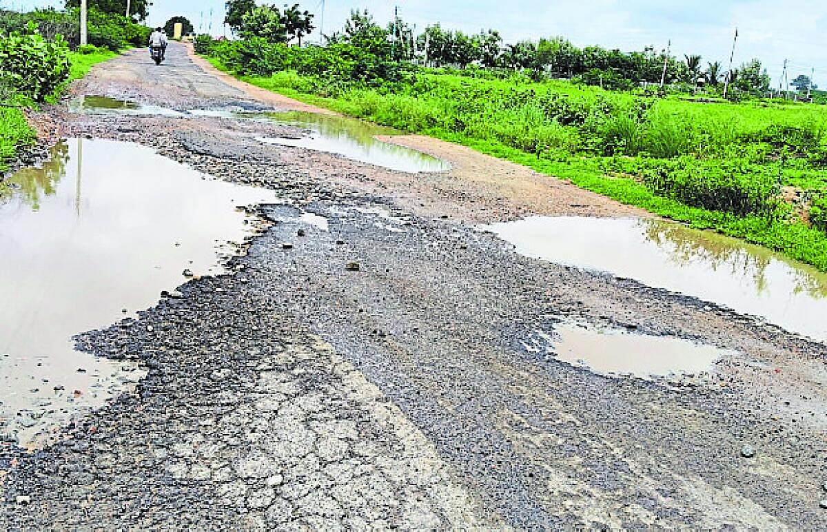ಗುಂಡಿಮಯವಾದ ಗುಡದನಾಳ ರಸ್ತೆ: ಸಂಚಾರ ದುಸ್ತರ; ಸವಾರರ ಅಸಮಾಧಾನ
