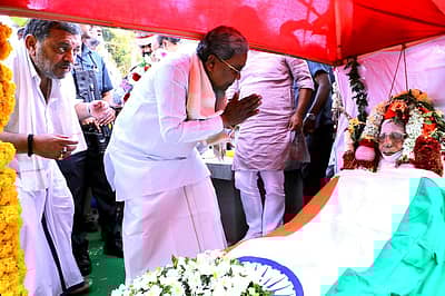 ಮುಖ್ಯಮಂತ್ರಿ ಸಿದ್ದರಾಮಯ್ಯ  ಪಾರ್ಥಿವ ಶರೀರಕ್ಕೆ ಪುಷ್ಪ ನಮನ ಸಲ್ಲಿಸಿದರು. 