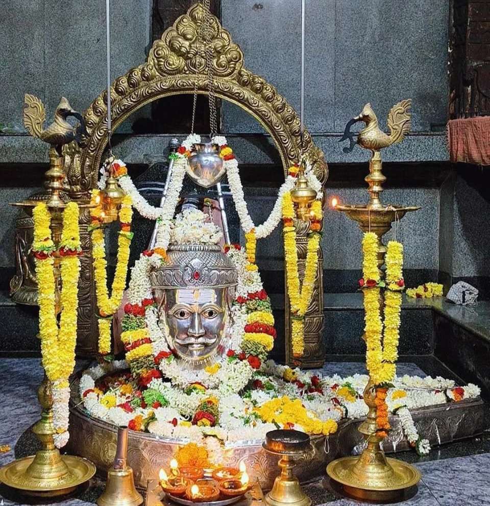 ಕಾರ್ತಿಕೋತ್ಸವದ ನಿಮಿತ್ಯ ಸಂಗಮೇಶ್ವರನಿಗೆ ವಿಶೇಷ ಅಲಂಕಾರ ಮಾಡಿರುವುದು.