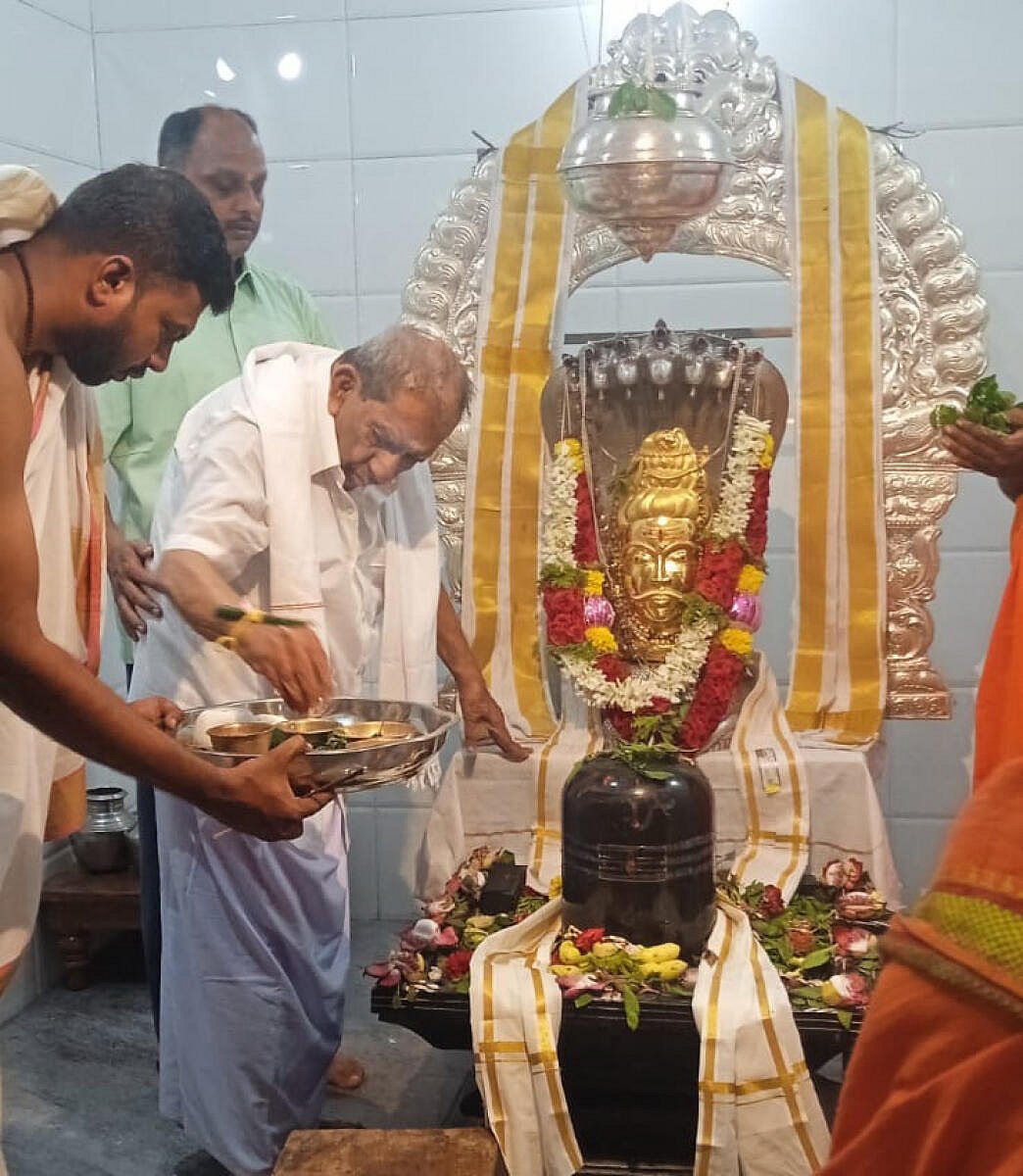 ಮನೆಯ ದೇವರ ಸೇವೆಗೆ ಮುಡಿಪು: ಭಕ್ತಿಯಲ್ಲಿ ಪರವಶರಾಗುತ್ತಿದ್ದ ಶಾಮನೂರು ಶಿವಶಂಕರಪ್ಪ